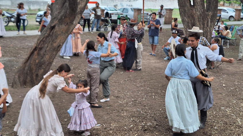 DÍA DE LA TRADICIÓN, FOLKLORE, DANZAS, JOSE HERNANDEZ, ARGENTINA, INTENDENCIA ISSA